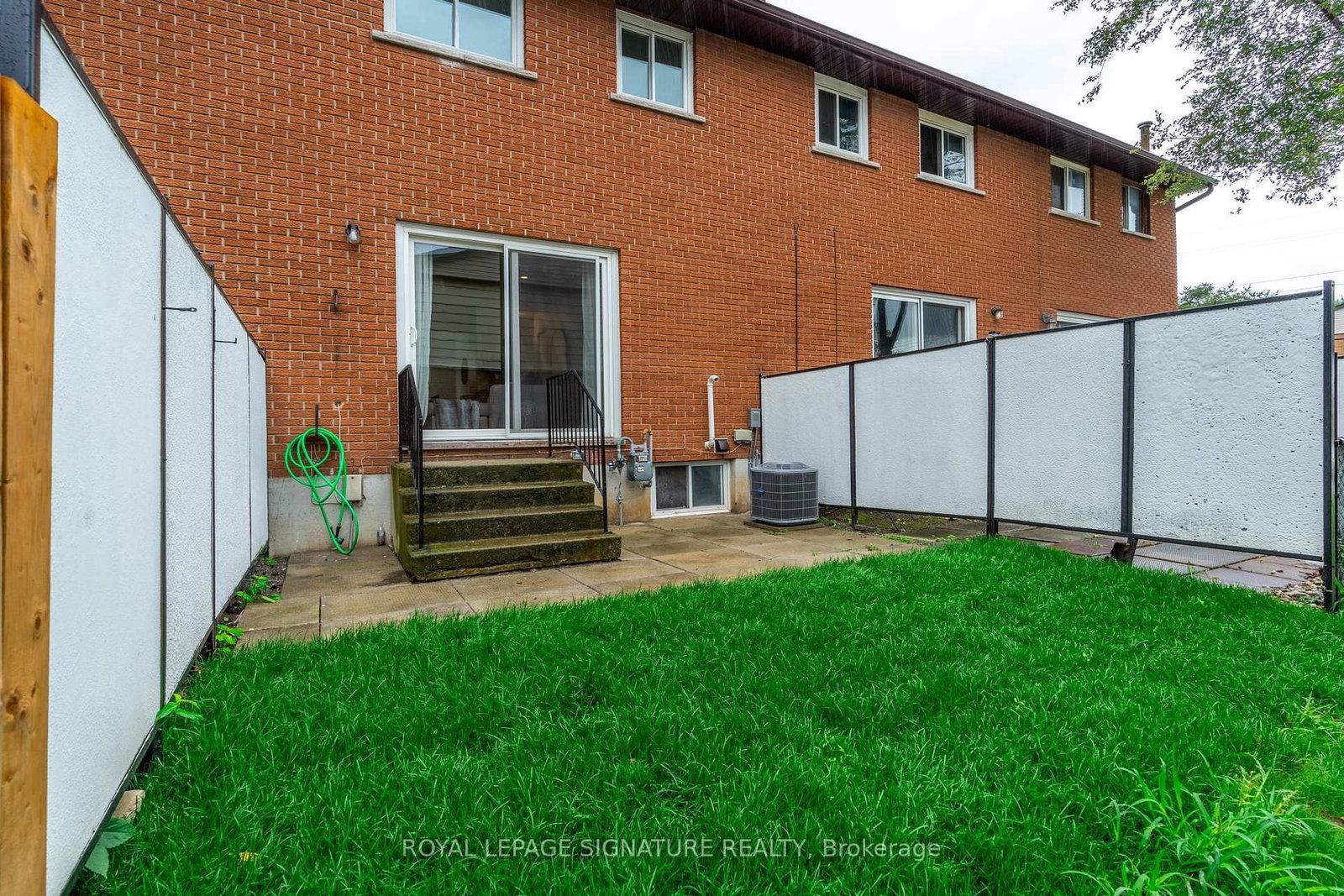 Townhouse for sale at 22 Woodman Drive, Hamilton, Ontario, L8H 2M5 - Kentley - MLS: X12853408