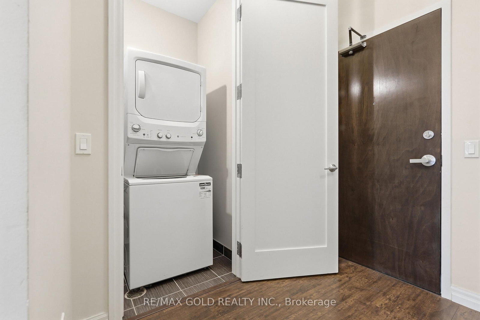 Condo for sale at 305-112 King Street, Hamilton, Ontario, L8N 1A8 - Beasley - MLS: X12853632