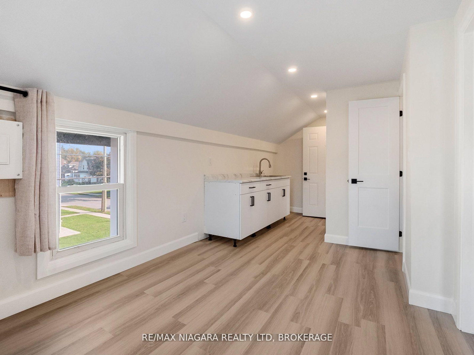 132 Waterloo Street, Unit 3 - Photo 7