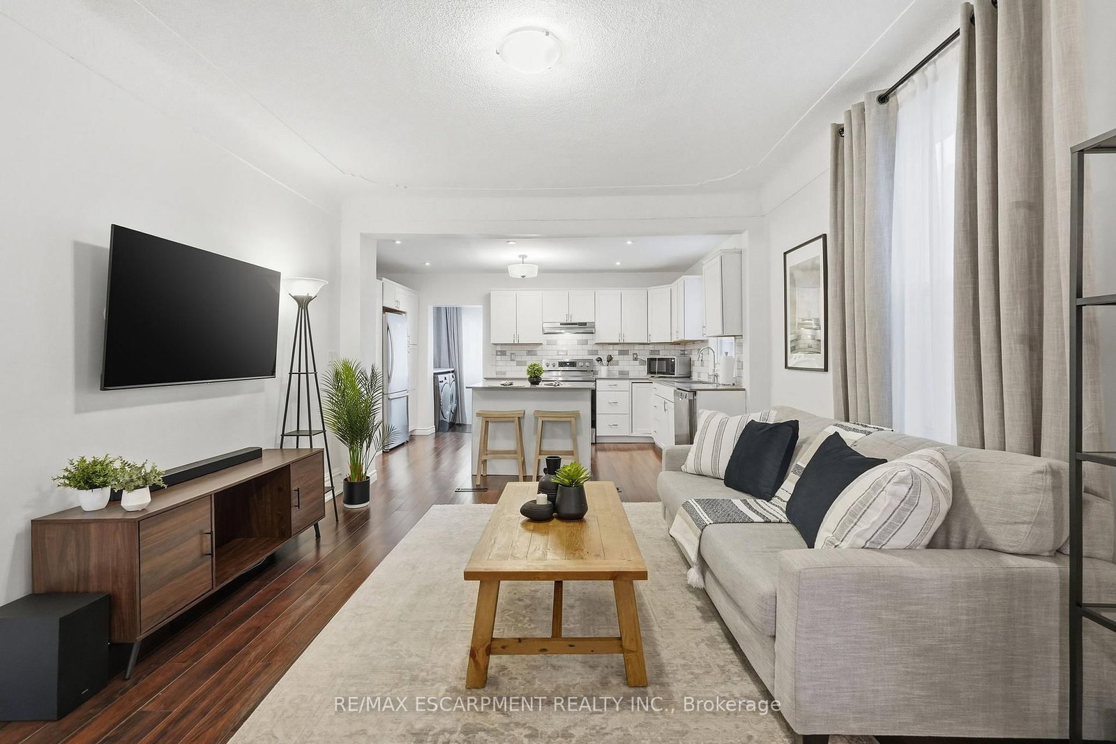 Detached House for sale at 44 Whitfield Avenue, Hamilton, Ontario, L8L 4B6 - Industrial Sector - MLS: X12855198