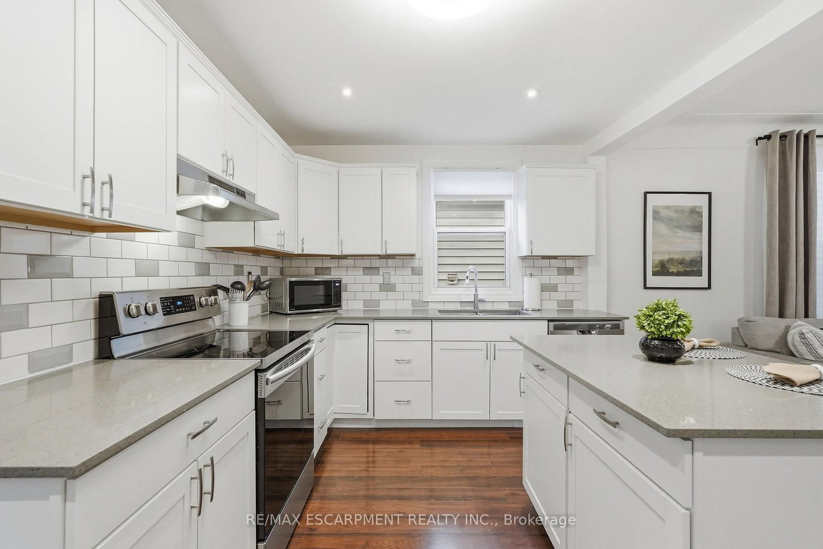 Detached House for sale at 44 Whitfield Avenue, Hamilton, Ontario, L8L 4B6 - Industrial Sector - MLS: X12855198