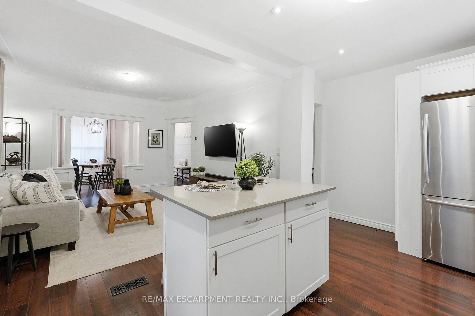 Detached House for sale at 44 Whitfield Avenue, Hamilton, Ontario, L8L 4B6 - Industrial Sector - MLS: X12855198