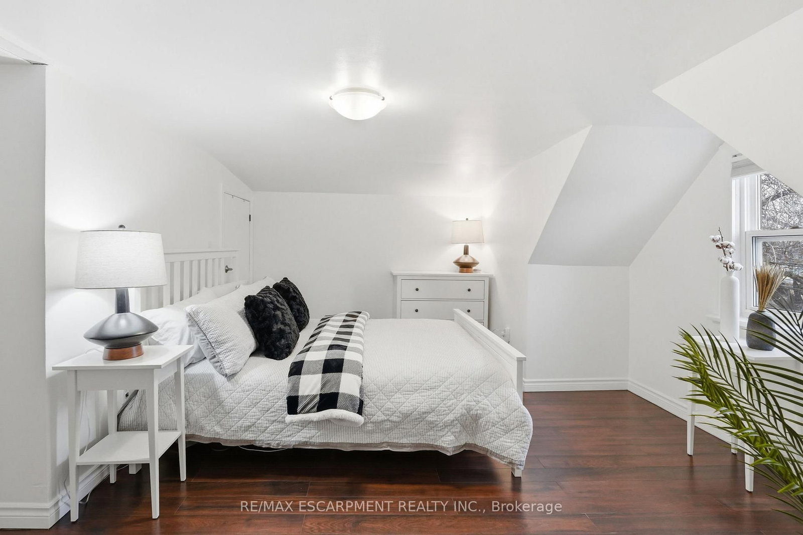 Detached House for sale at 44 Whitfield Avenue, Hamilton, Ontario, L8L 4B6 - Industrial Sector - MLS: X12855198