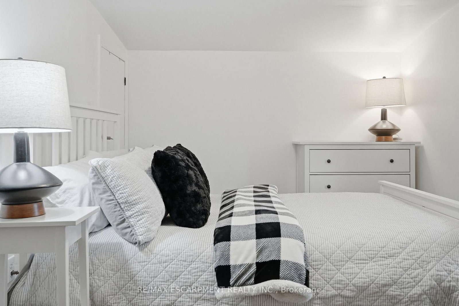 Detached House for sale at 44 Whitfield Avenue, Hamilton, Ontario, L8L 4B6 - Industrial Sector - MLS: X12855198