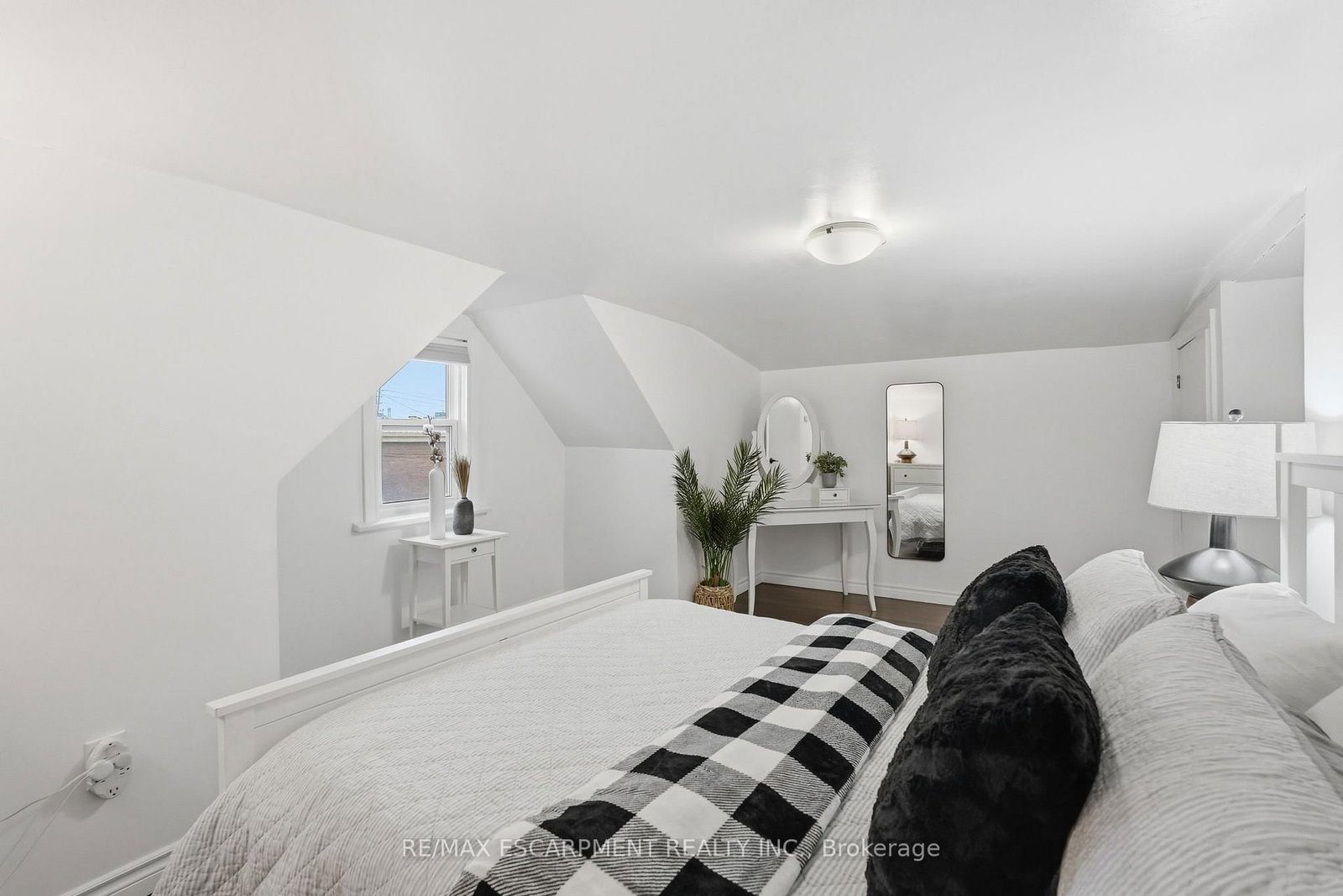 Detached House for sale at 44 Whitfield Avenue, Hamilton, Ontario, L8L 4B6 - Industrial Sector - MLS: X12855198