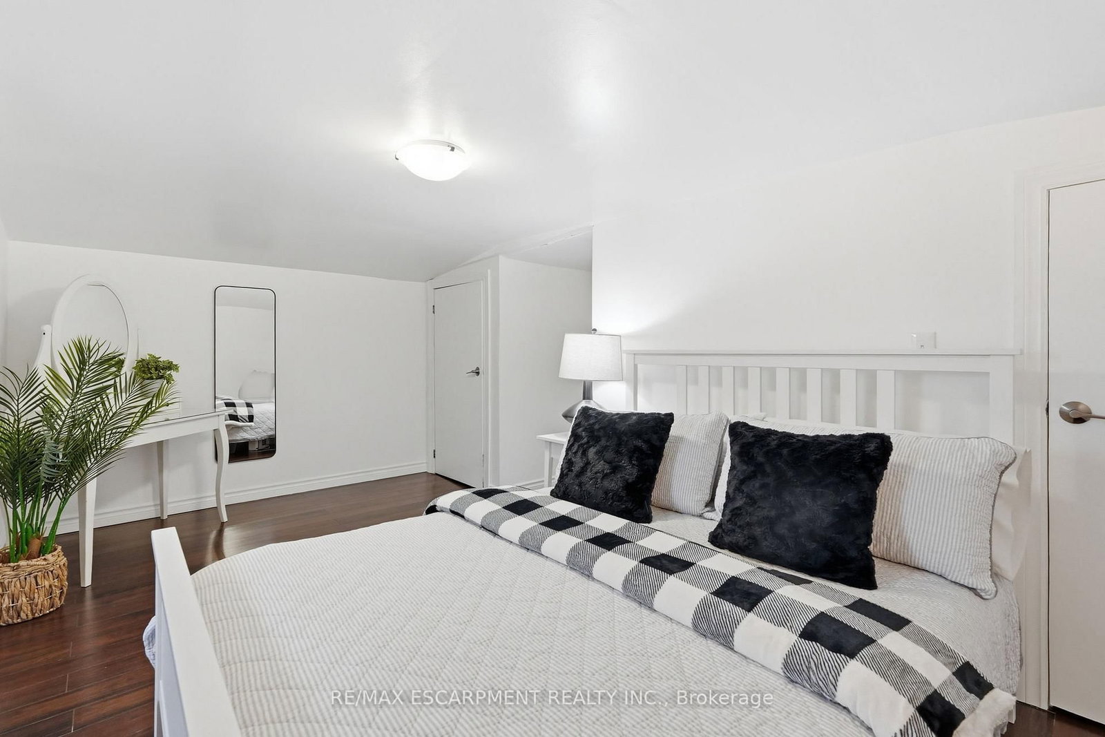 Detached House for sale at 44 Whitfield Avenue, Hamilton, Ontario, L8L 4B6 - Industrial Sector - MLS: X12855198