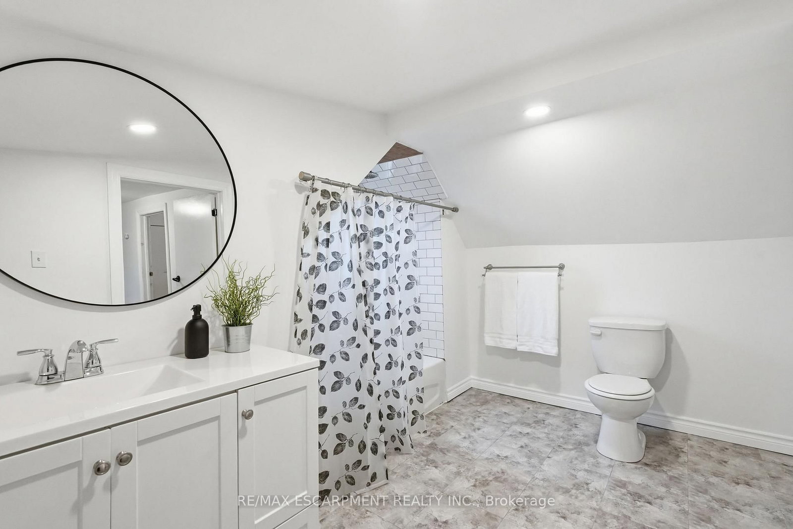 Detached House for sale at 44 Whitfield Avenue, Hamilton, Ontario, L8L 4B6 - Industrial Sector - MLS: X12855198