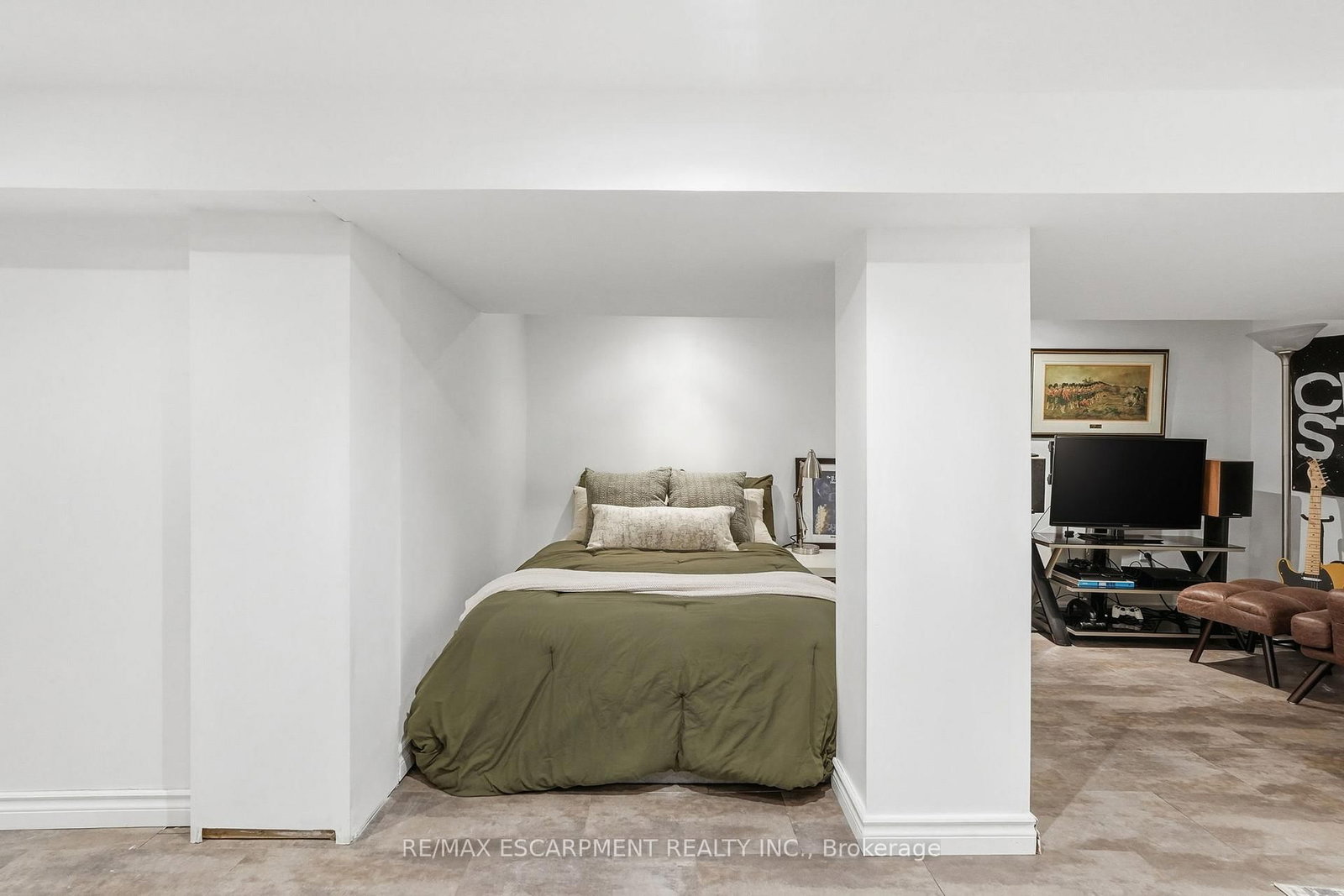 Detached House for sale at 44 Whitfield Avenue, Hamilton, Ontario, L8L 4B6 - Industrial Sector - MLS: X12855198