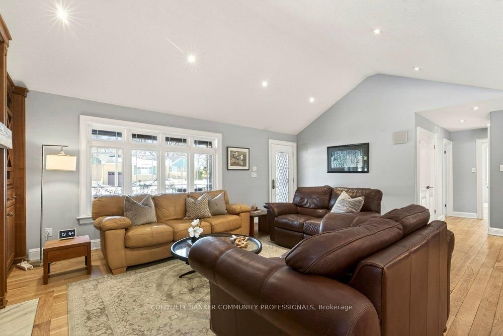 Detached House for sale at 389 Clarendon Drive, Hamilton, Ontario, L9G 2Z1 - Ancaster - MLS: X12855526