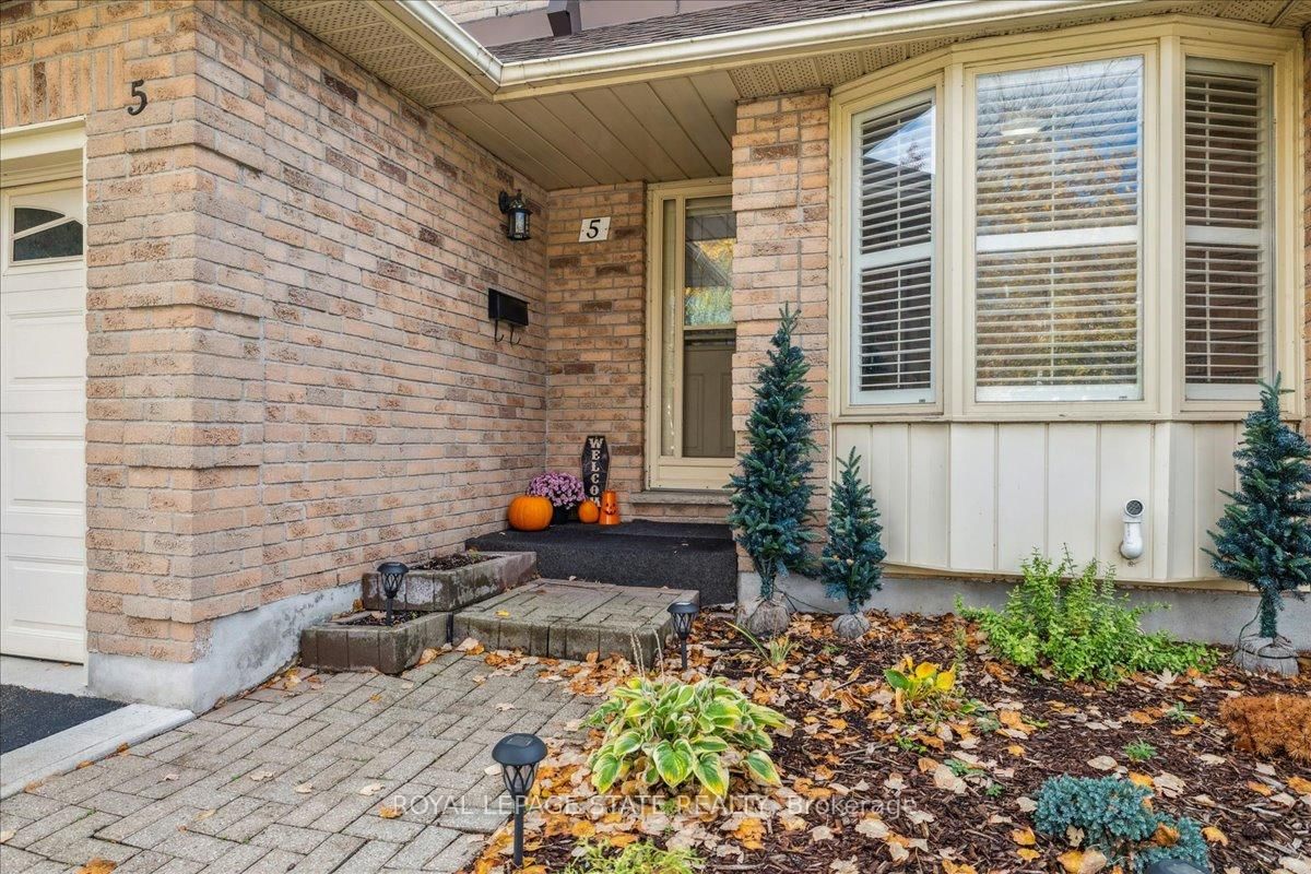 Townhouse sold at 5-15 Ellington Avenue, Hamilton, Ontario, L8E 4P3 - Stoney Creek - MLS: X12855908