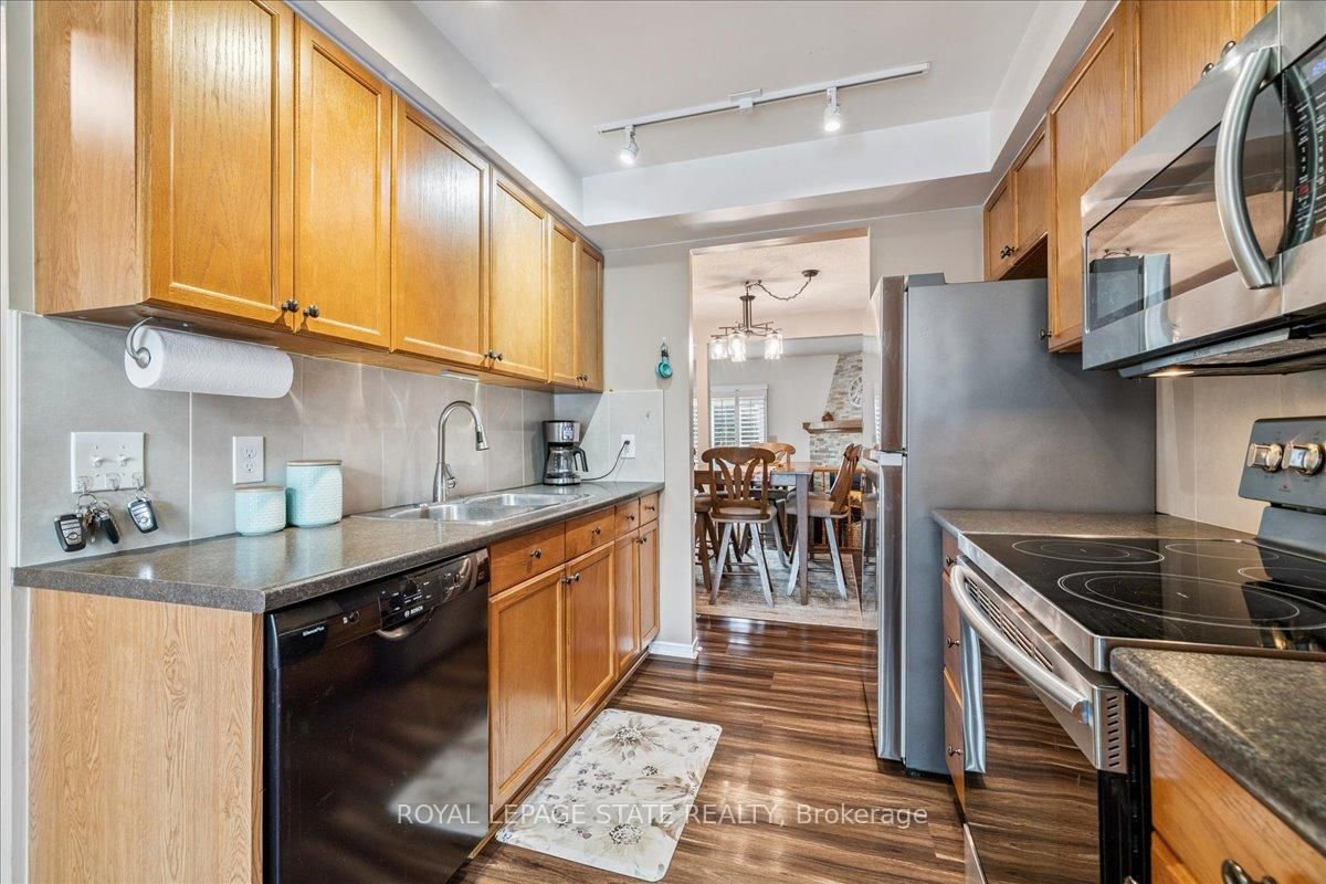 Townhouse sold at 5-15 Ellington Avenue, Hamilton, Ontario, L8E 4P3 - Stoney Creek - MLS: X12855908