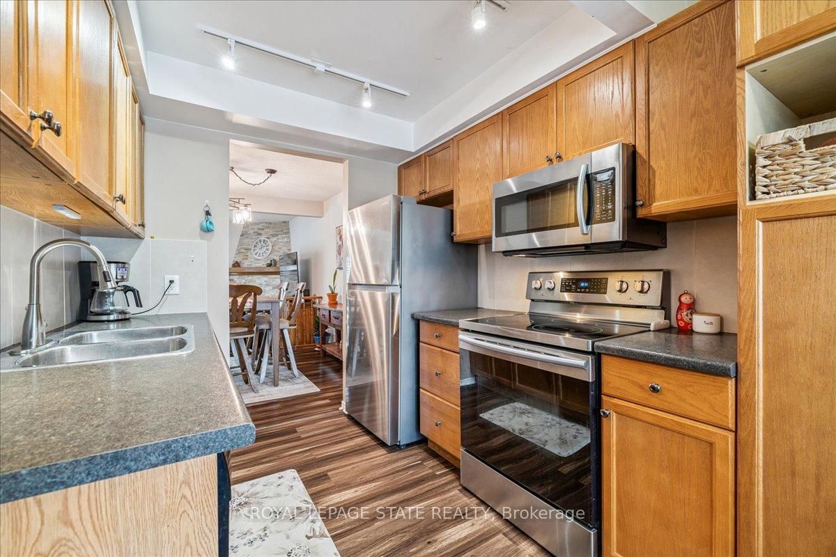 Townhouse sold at 5-15 Ellington Avenue, Hamilton, Ontario, L8E 4P3 - Stoney Creek - MLS: X12855908