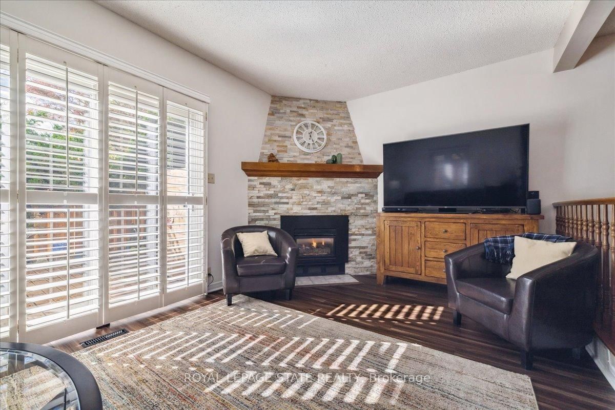 Townhouse sold at 5-15 Ellington Avenue, Hamilton, Ontario, L8E 4P3 - Stoney Creek - MLS: X12855908