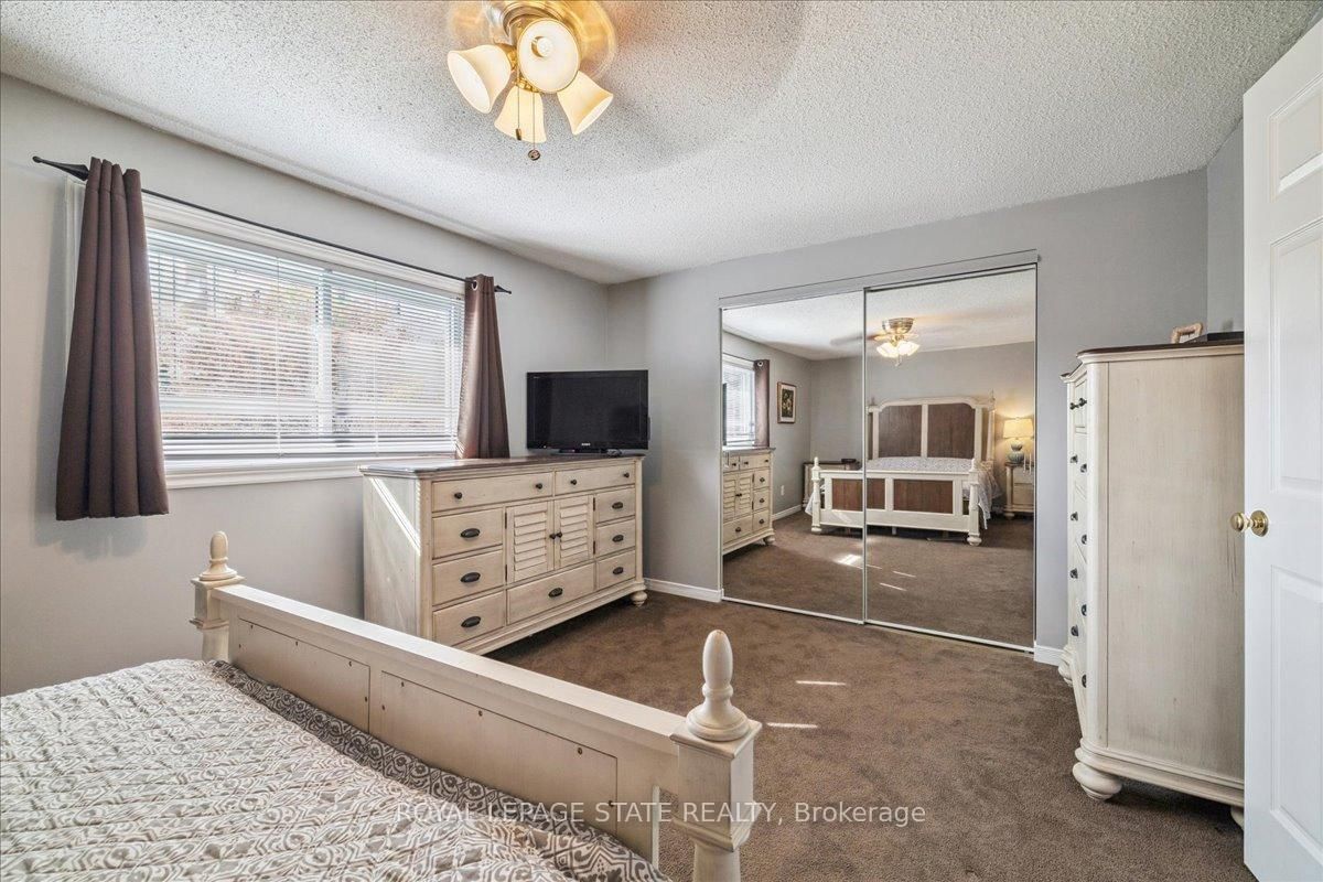 Townhouse sold at 5-15 Ellington Avenue, Hamilton, Ontario, L8E 4P3 - Stoney Creek - MLS: X12855908