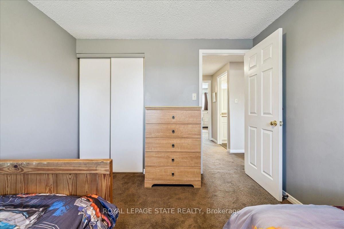 Townhouse sold at 5-15 Ellington Avenue, Hamilton, Ontario, L8E 4P3 - Stoney Creek - MLS: X12855908