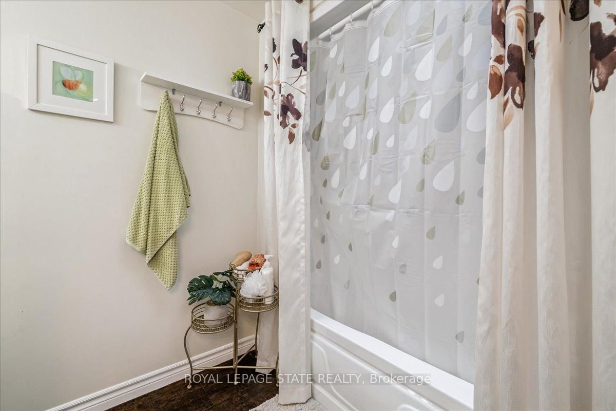 Townhouse sold at 5-15 Ellington Avenue, Hamilton, Ontario, L8E 4P3 - Stoney Creek - MLS: X12855908