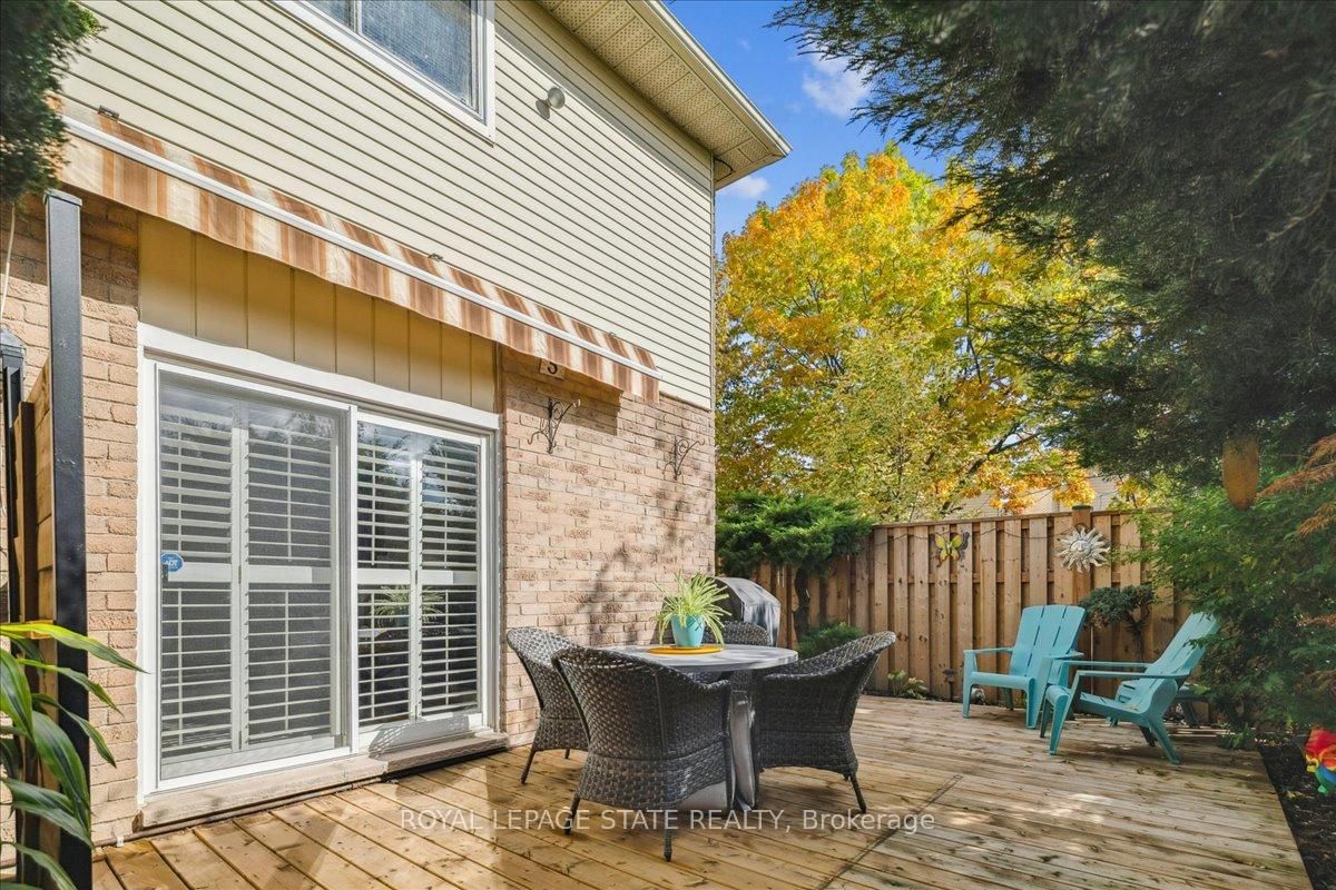 Townhouse sold at 5-15 Ellington Avenue, Hamilton, Ontario, L8E 4P3 - Stoney Creek - MLS: X12855908