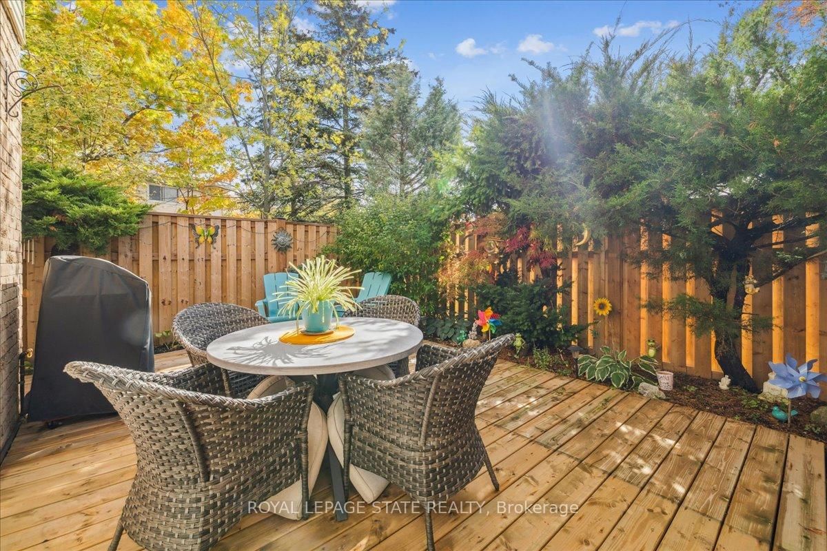 Townhouse sold at 5-15 Ellington Avenue, Hamilton, Ontario, L8E 4P3 - Stoney Creek - MLS: X12855908