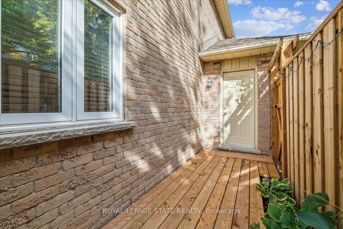 Townhouse sold at 5-15 Ellington Avenue, Hamilton, Ontario, L8E 4P3 - Stoney Creek - MLS: X12855908