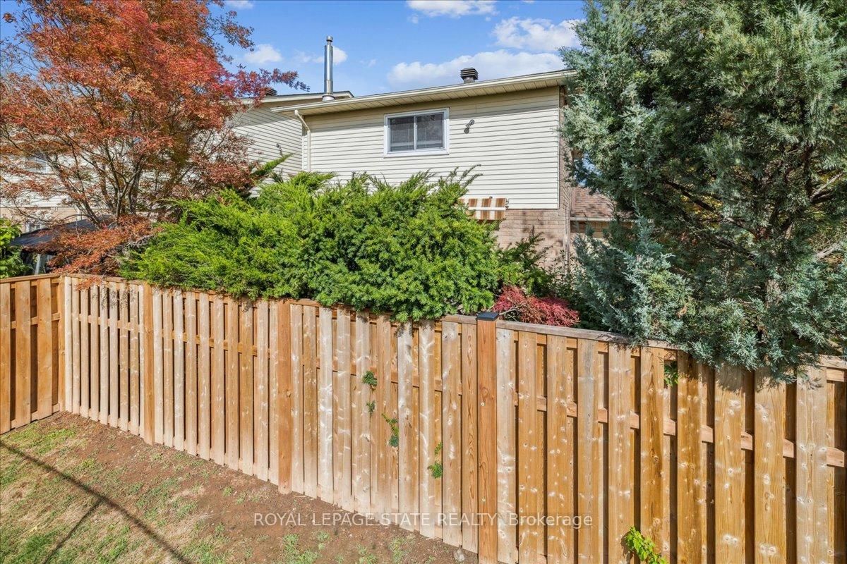 Townhouse sold at 5-15 Ellington Avenue, Hamilton, Ontario, L8E 4P3 - Stoney Creek - MLS: X12855908