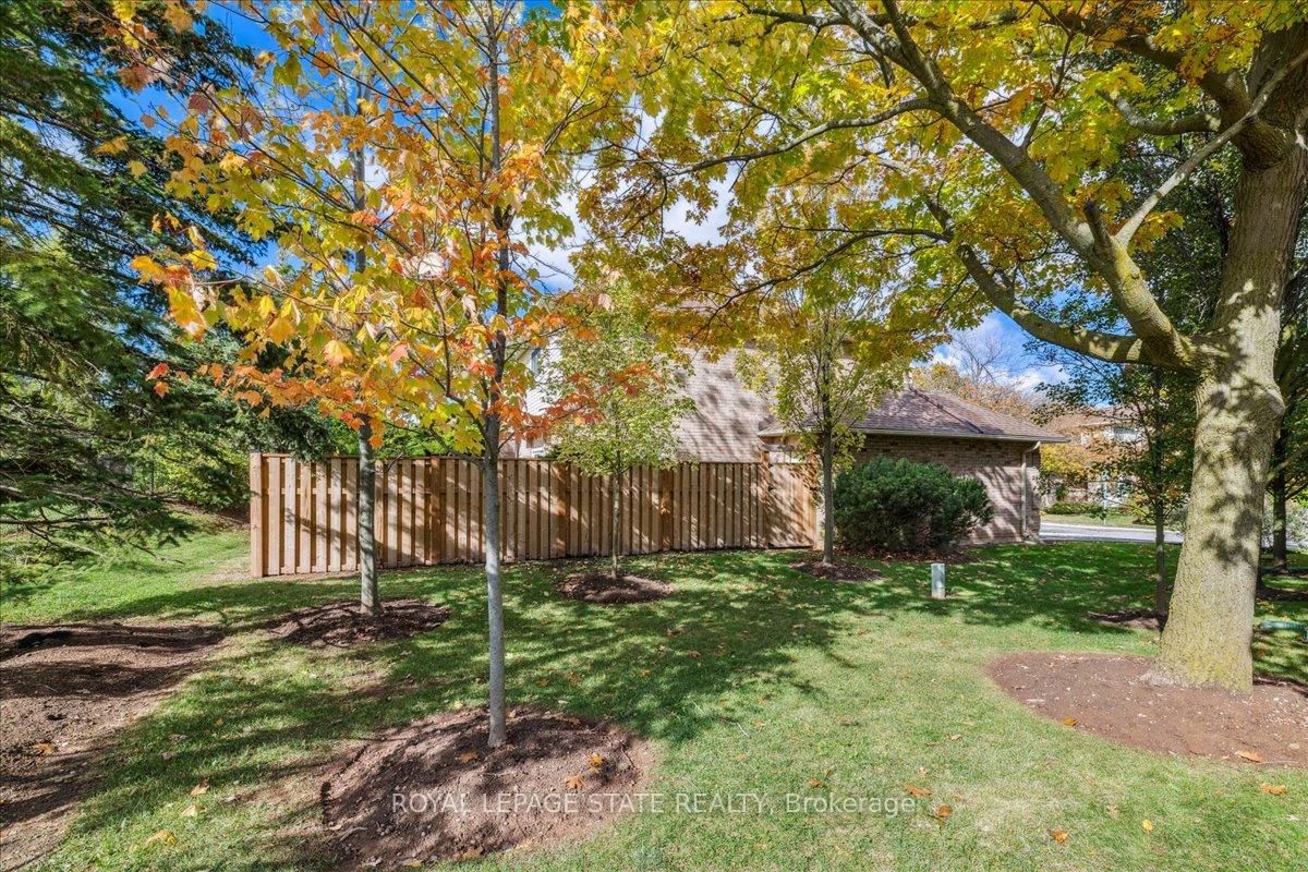 Townhouse sold at 5-15 Ellington Avenue, Hamilton, Ontario, L8E 4P3 - Stoney Creek - MLS: X12855908