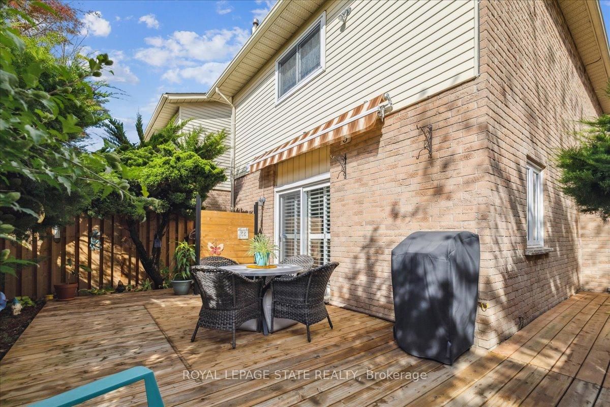 Townhouse sold at 5-15 Ellington Avenue, Hamilton, Ontario, L8E 4P3 - Stoney Creek - MLS: X12855908