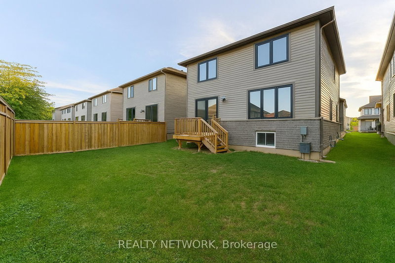 107 Starfire Cres, Hamilton, L8E 0K9 | Image 3