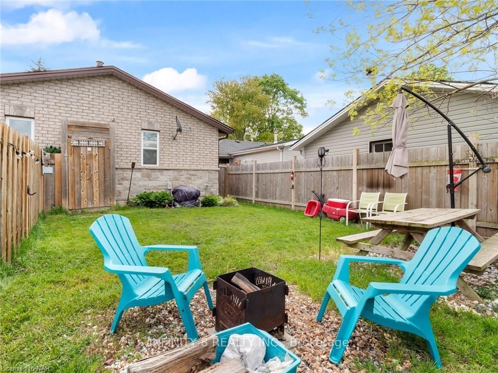 Detached House for sale at 257 Ridge Road, Fort Erie, Ontario, L0S 1B0 - Crystal Beach - MLS: X12856986