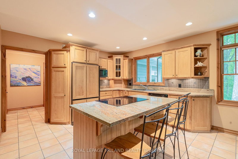 10221 Shoreline Dr, Lambton Shores, N0M 1T0 | Image 3