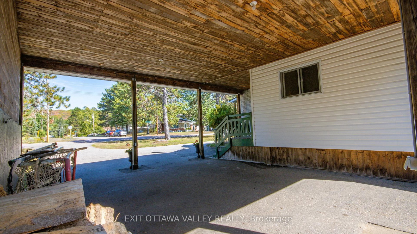 23 Sprucedale Avenue • Barry's Bay, ON photo 4
