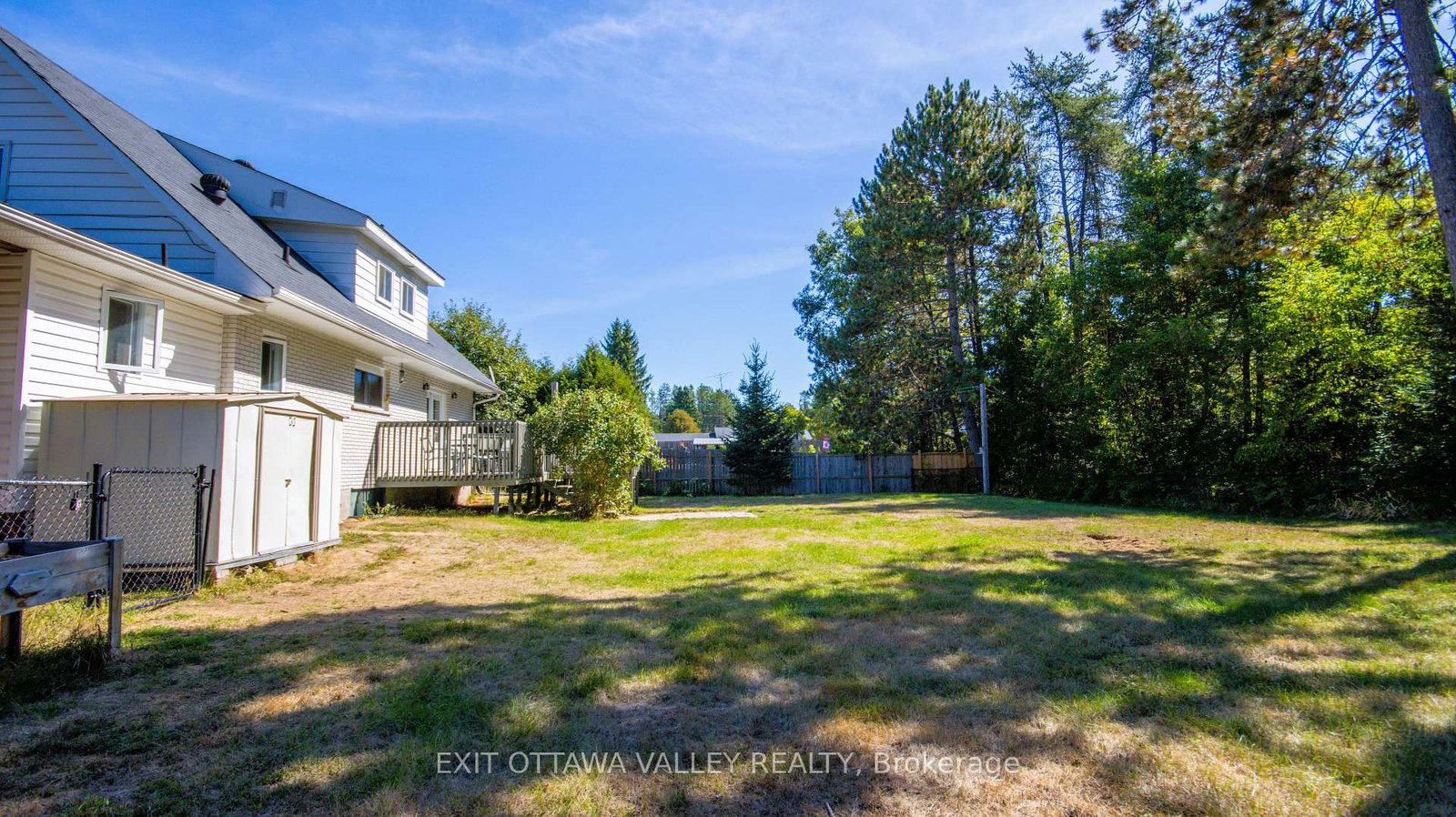 23 Sprucedale Avenue • Barry's Bay, ON photo 5