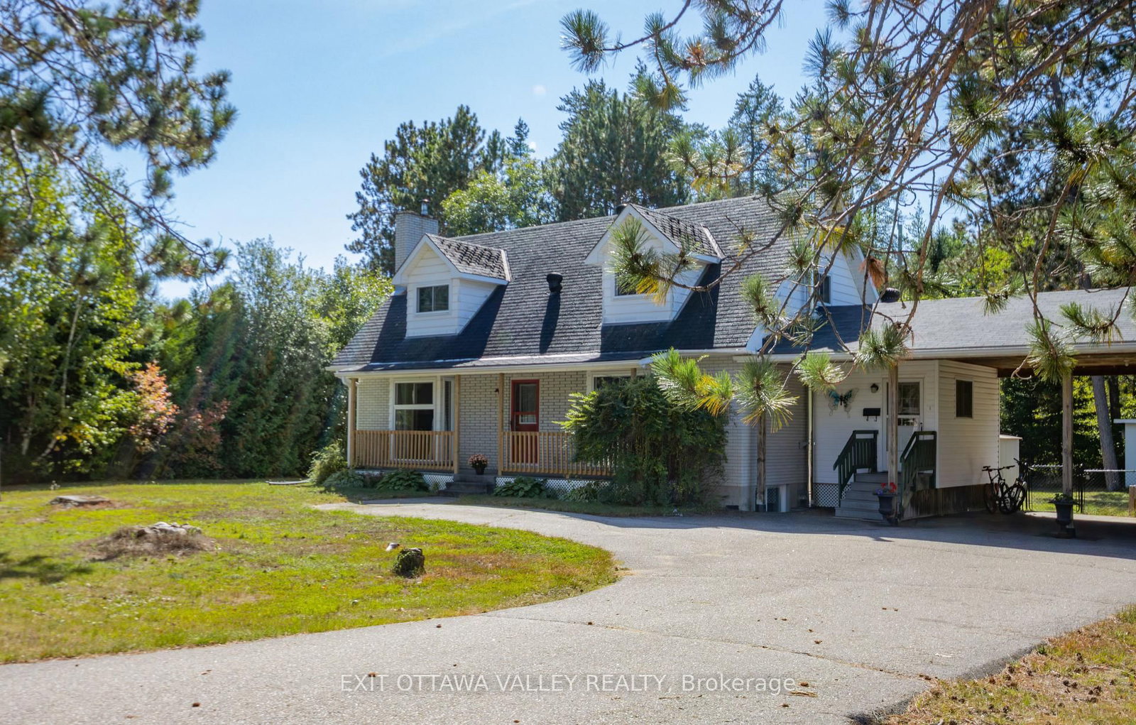 23 Sprucedale Avenue • Barry's Bay, ON photo 6