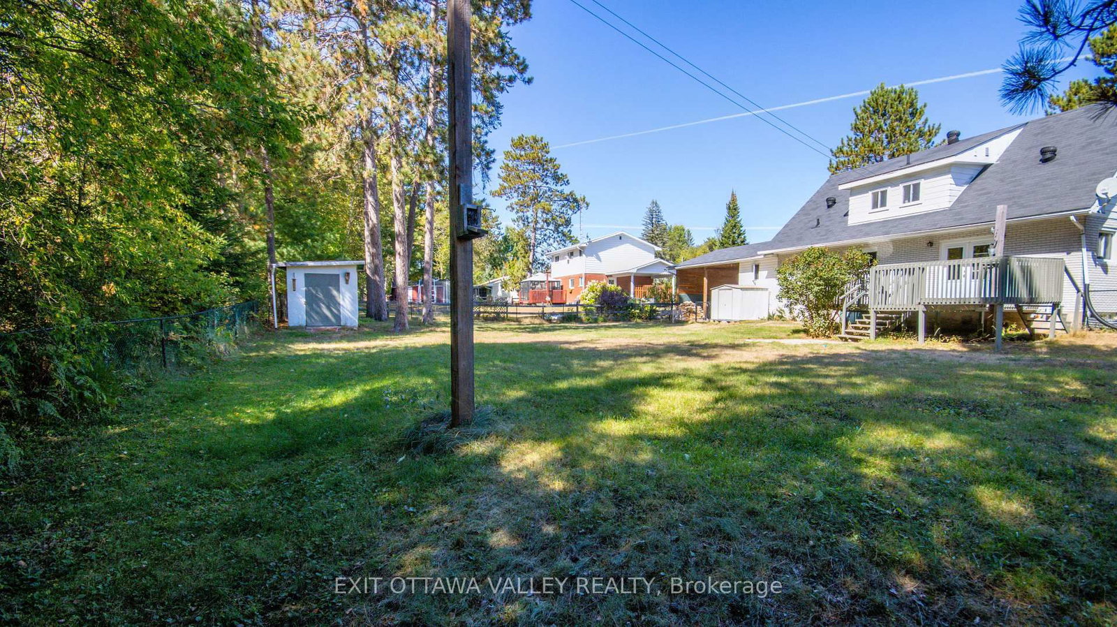 23 Sprucedale Avenue • Barry's Bay, ON photo 9