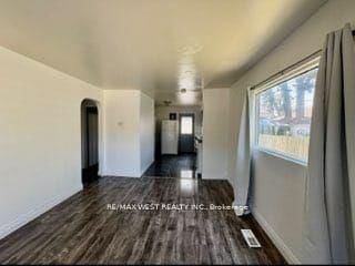 643 Charles St E, Windsor, N8X 3G6 | Image 2