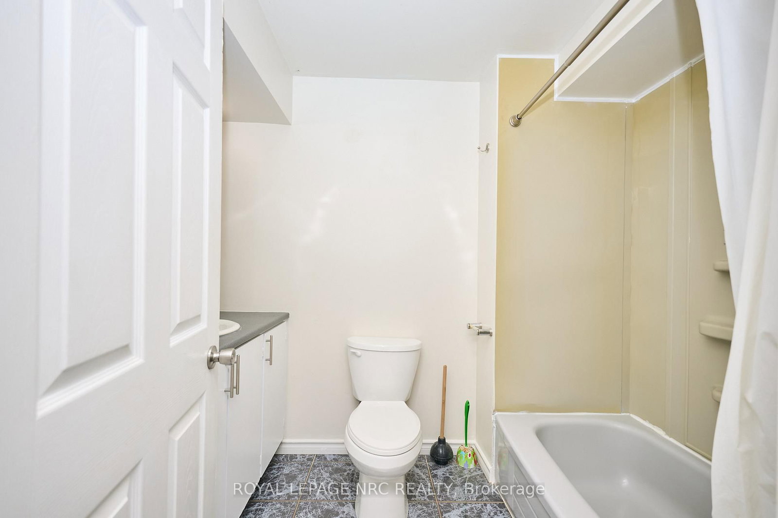 Detached House for sale at 3252 Young Avenue, Fort Erie, Ontario, L0S 1N0 - Ridgeway - MLS: X12860086