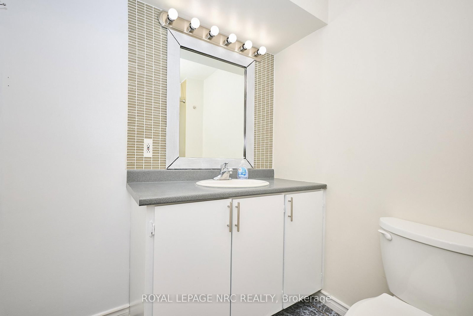 Detached House for sale at 3252 Young Avenue, Fort Erie, Ontario, L0S 1N0 - Ridgeway - MLS: X12860086