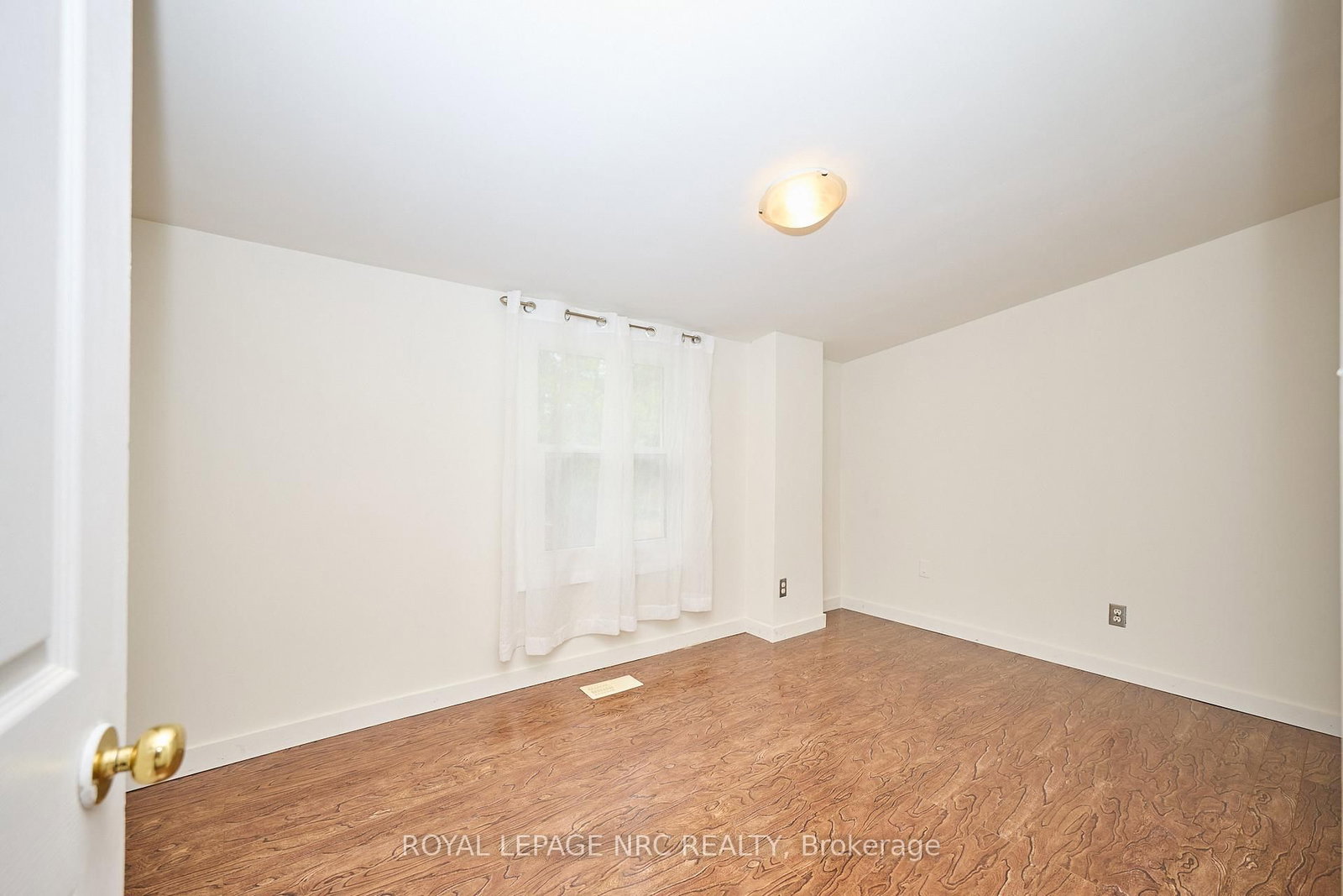 Detached House for sale at 3252 Young Avenue, Fort Erie, Ontario, L0S 1N0 - Ridgeway - MLS: X12860086