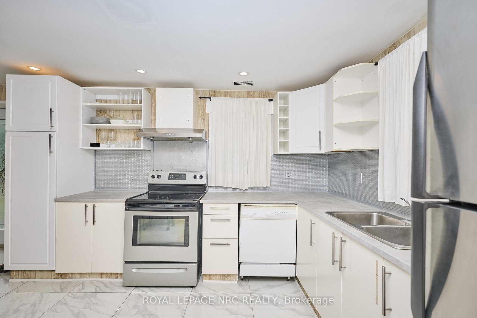 Detached House for sale at 3252 Young Avenue, Fort Erie, Ontario, L0S 1N0 - Ridgeway - MLS: X12860086