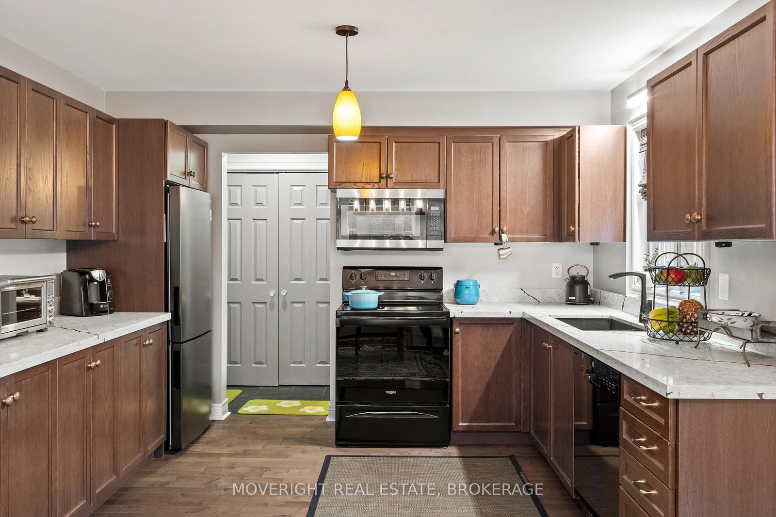 Detached House for sale at 2 Leeson Street, St. Catharines, Ontario, L2V 2R3 - Burleigh Hill - MLS: X12860184