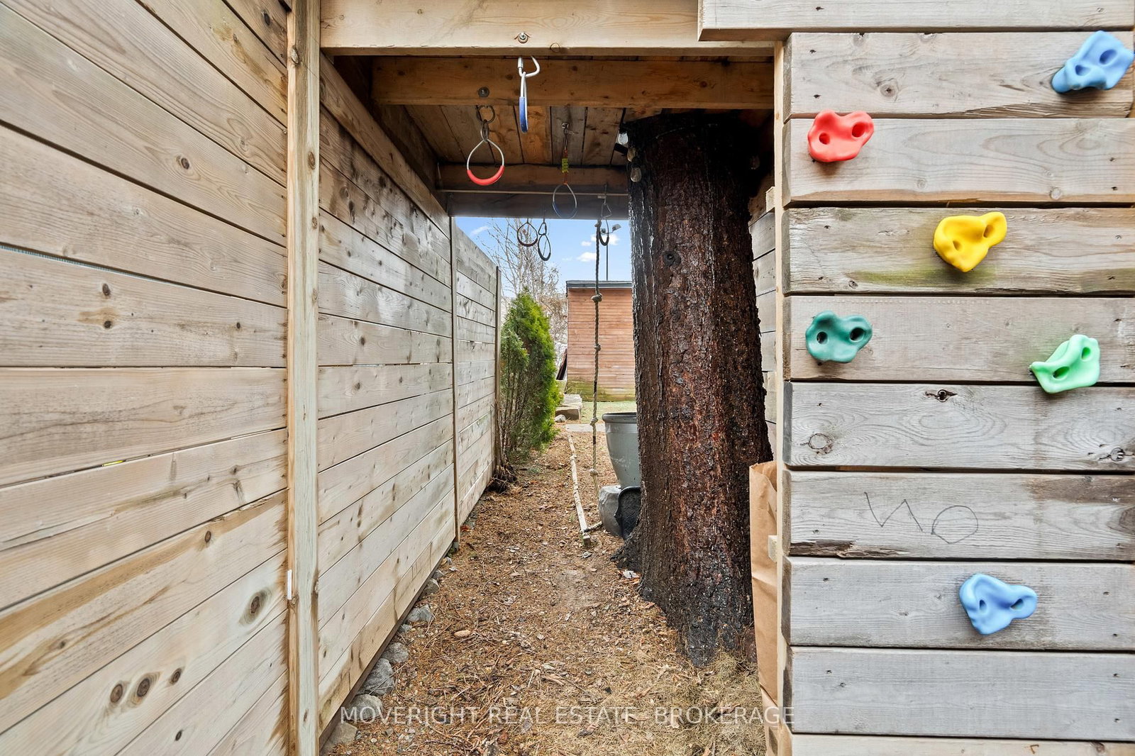 Detached House for sale at 2 Leeson Street, St. Catharines, Ontario, L2V 2R3 - Burleigh Hill - MLS: X12860184