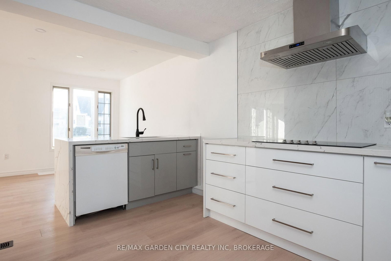 Detached House for sale at 9 Fir Avenue, St. Catharines, Ontario, L2P 1B6 - Secord Woods - MLS: X12860528