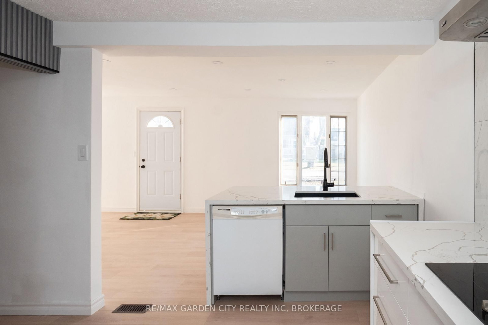 Detached House for sale at 9 Fir Avenue, St. Catharines, Ontario, L2P 1B6 - Secord Woods - MLS: X12860528