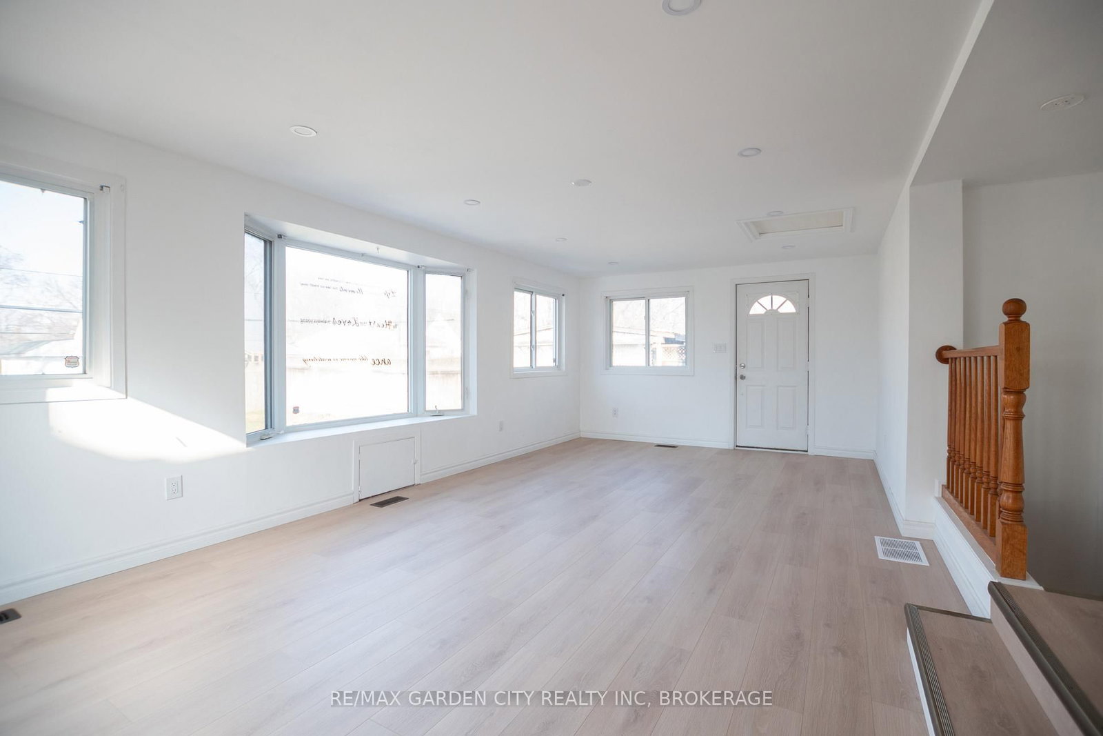 Detached House for sale at 9 Fir Avenue, St. Catharines, Ontario, L2P 1B6 - Secord Woods - MLS: X12860528