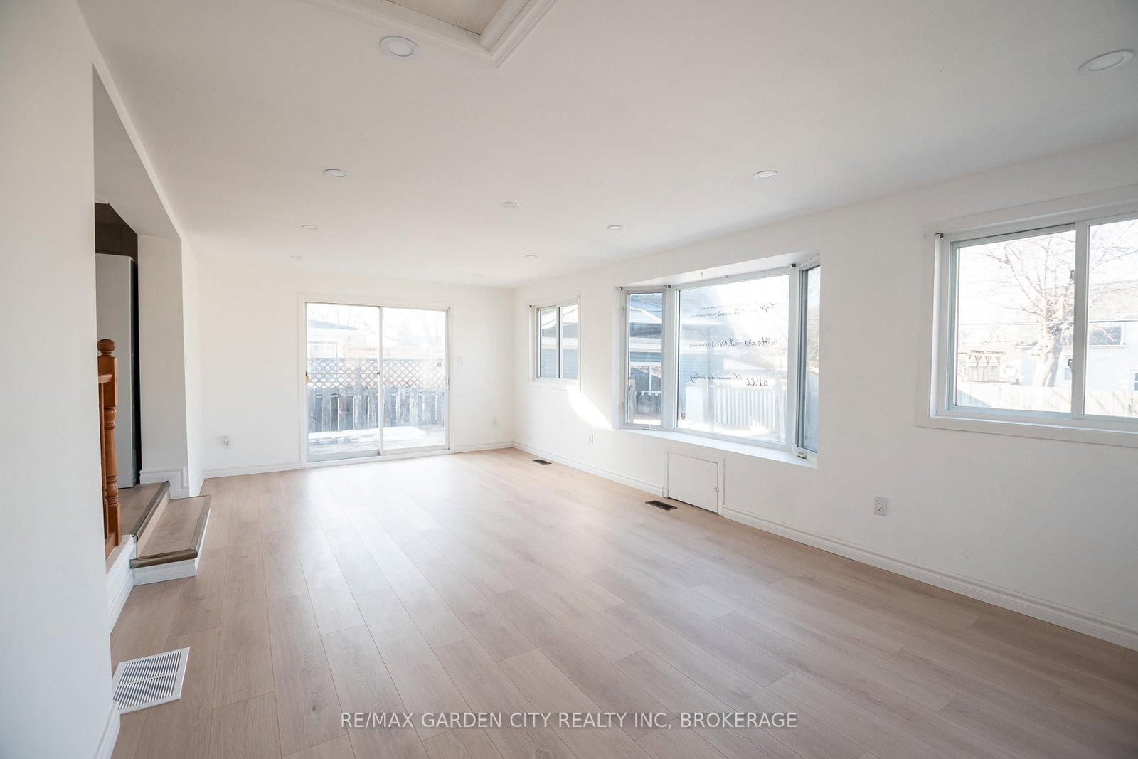 Detached House for sale at 9 Fir Avenue, St. Catharines, Ontario, L2P 1B6 - Secord Woods - MLS: X12860528