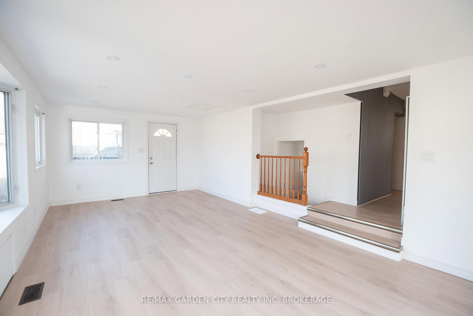 Detached House for sale at 9 Fir Avenue, St. Catharines, Ontario, L2P 1B6 - Secord Woods - MLS: X12860528