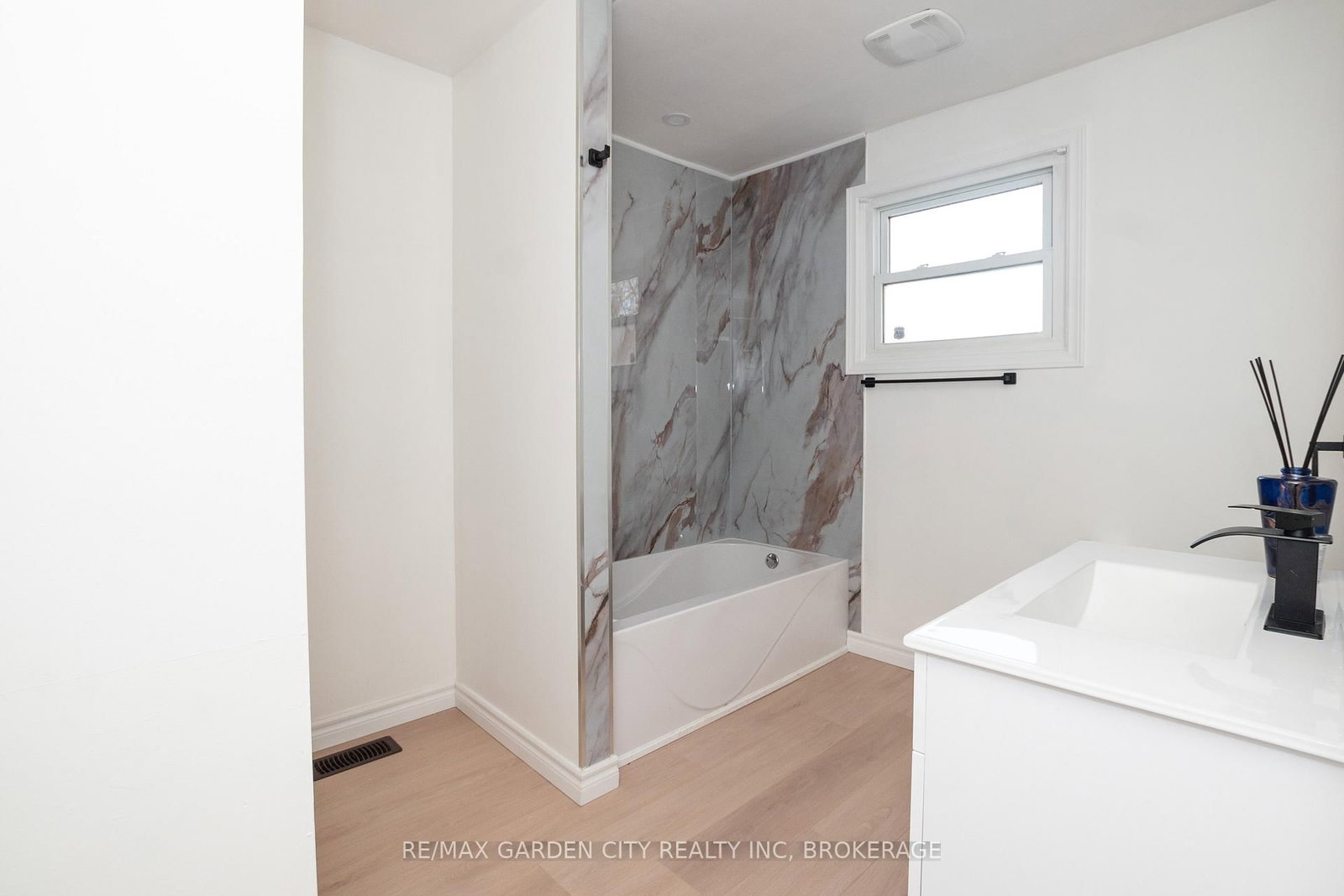 Detached House for sale at 9 Fir Avenue, St. Catharines, Ontario, L2P 1B6 - Secord Woods - MLS: X12860528