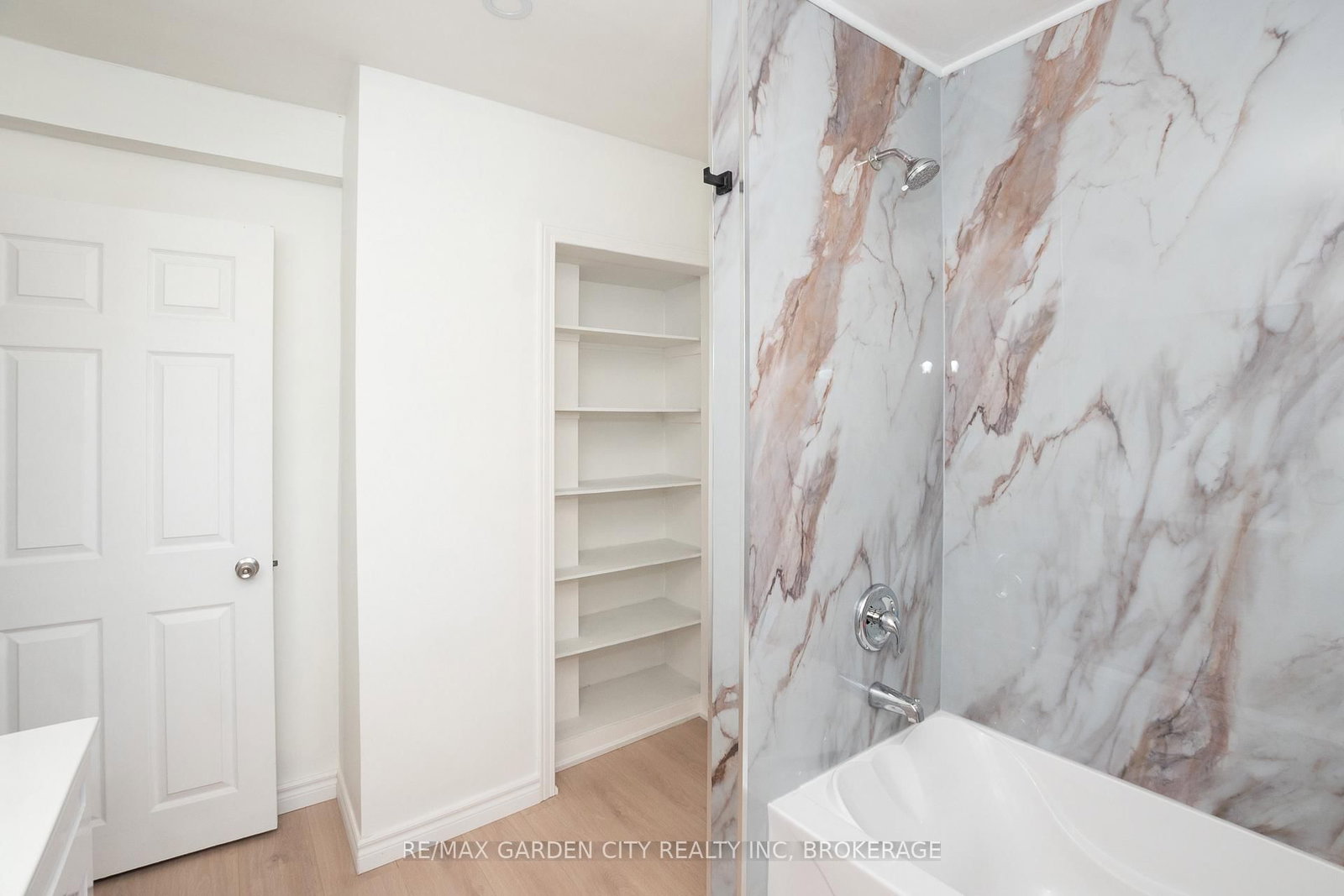 Detached House for sale at 9 Fir Avenue, St. Catharines, Ontario, L2P 1B6 - Secord Woods - MLS: X12860528