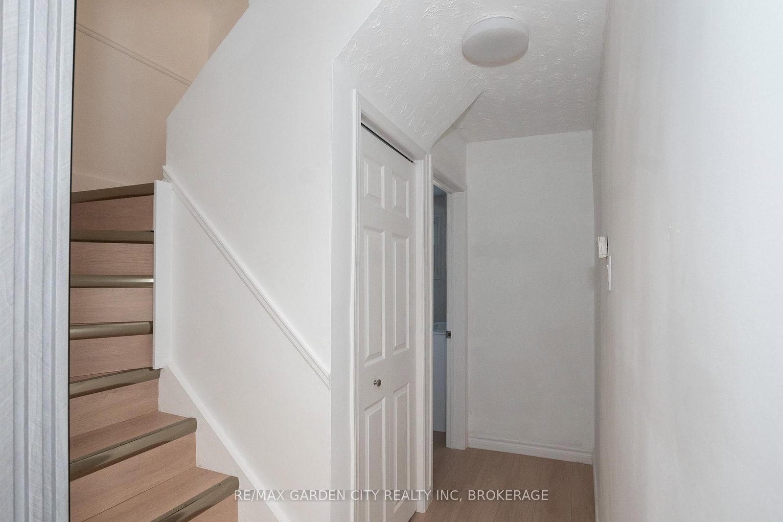 Detached House for sale at 9 Fir Avenue, St. Catharines, Ontario, L2P 1B6 - Secord Woods - MLS: X12860528