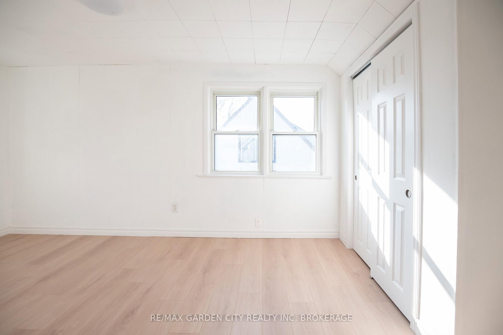 Detached House for sale at 9 Fir Avenue, St. Catharines, Ontario, L2P 1B6 - Secord Woods - MLS: X12860528