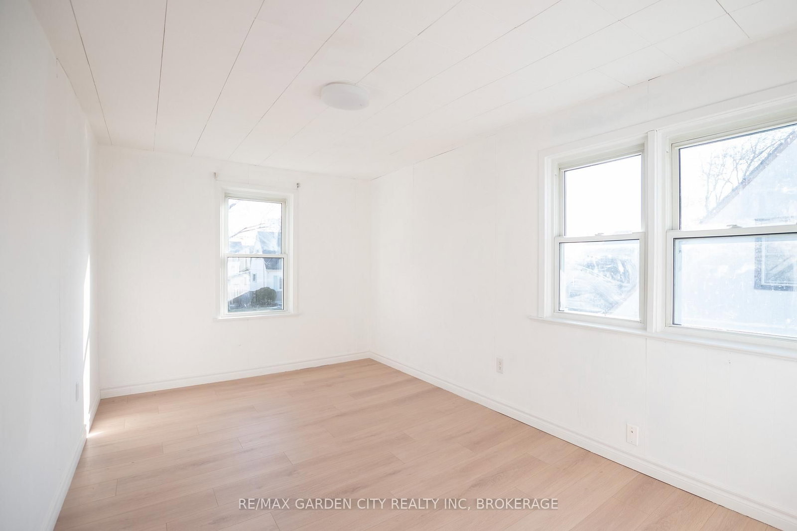 Detached House for sale at 9 Fir Avenue, St. Catharines, Ontario, L2P 1B6 - Secord Woods - MLS: X12860528